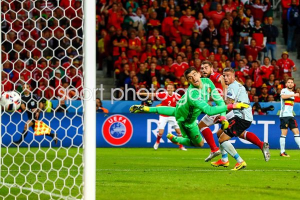 Sam Vokes Wales scores v Belgium Quarter Final 2016