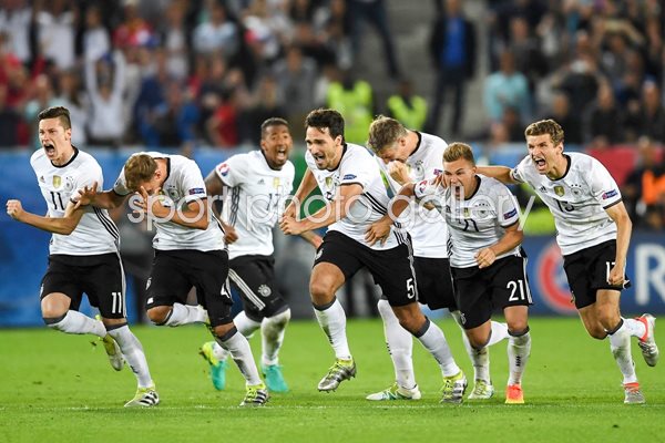 Germany team celebrate win v Italy 2016