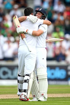 Alastair Cook England century celebration v Pakistan 2016