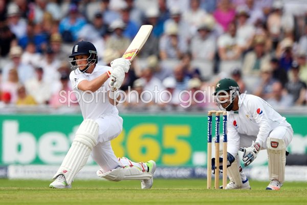 Joe Root Reverse Sweep to 200 Old Trafford 2016