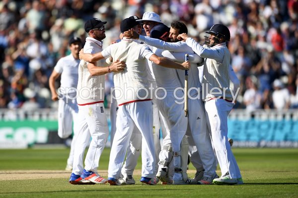 England celevrate test win v Pakistan Edgbaston 2016