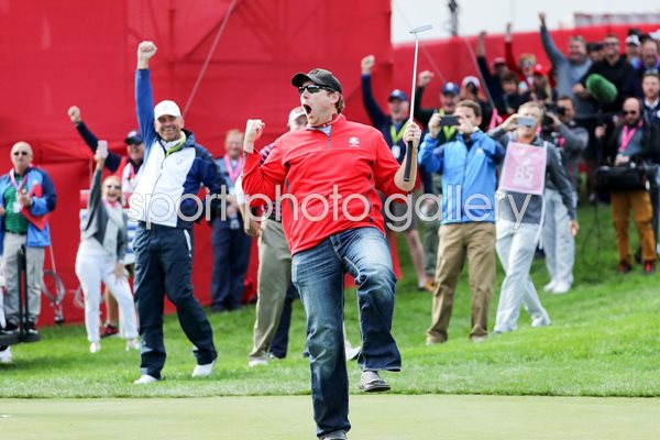 USA Fan David Johnson holes putt 2016 Ryder Cup 