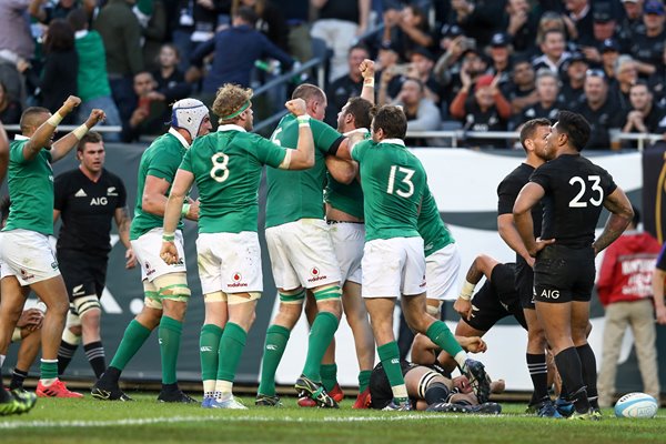 Robbie Henshaw Ireland scores v New Zealand 2016