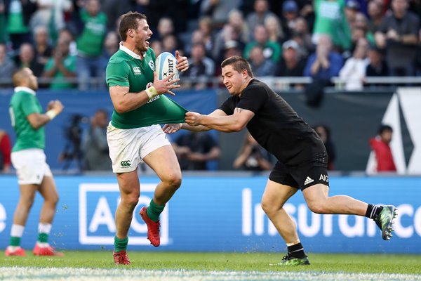 Robbie Henshaw Ireland v Dane Coles New Zealand 2016