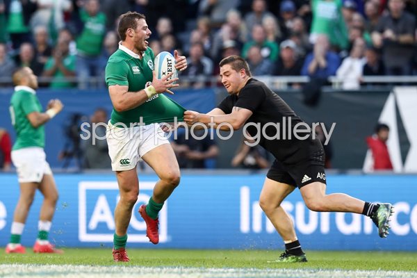 Robbie Henshaw Ireland v Dane Coles New Zealand 2016