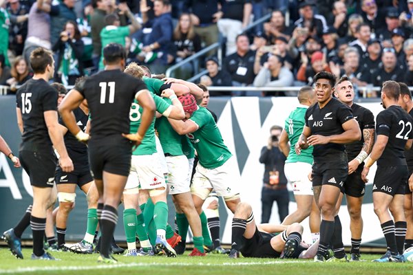 Robbie Henshaw Ireland scores v New Zealand 2016