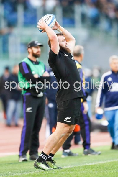 Liam Coltman New Zealand throw v Italy