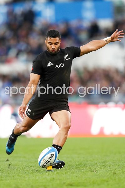 Lima Sopoaga New Zealand kicks the ball v Italy