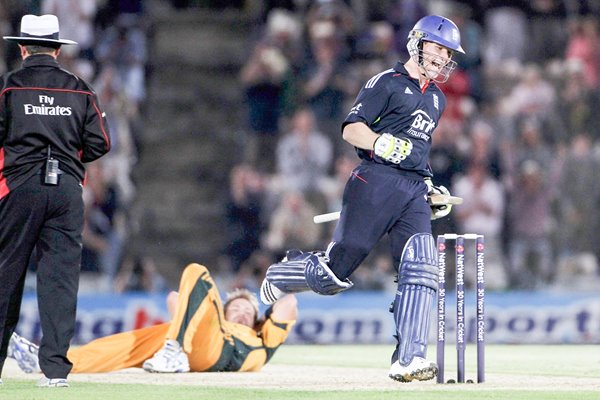 Eoin Morgan chases down Australia Target 