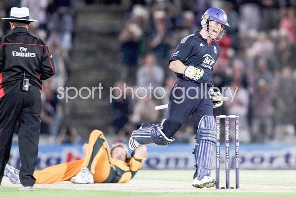 Eoin Morgan chases down Australia Target 
