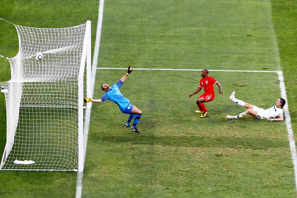 Jermain Defoe scores v Slovenia