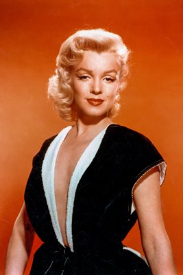 Marilyn Monroein black and white dress