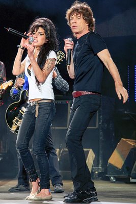 Mick Jagger and Amy Winehouse perform together