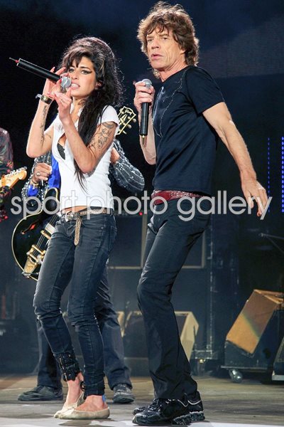 Mick Jagger and Amy Winehouse perform together