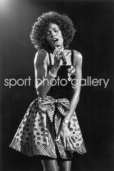 Whitney Houston on stage 1988