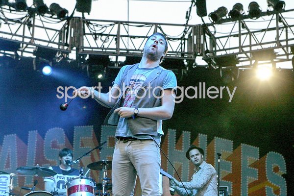 Kaiser Chiefs play live