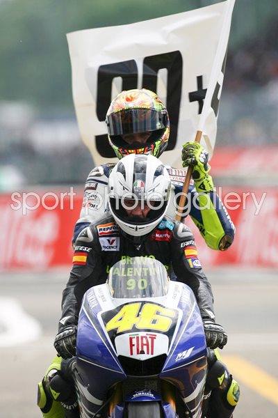 Rossi gets a lift from Angel Nieto