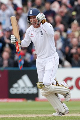 Andrew Strauss celebrates 100 v New Zealand 