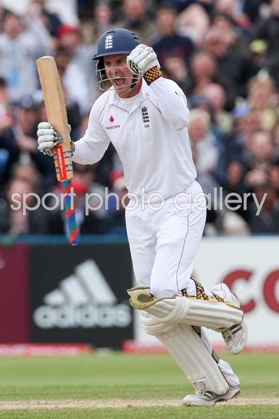 Andrew Strauss celebrates 100 v New Zealand