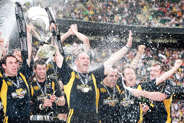Lawrence Dallaglio lifts 2008 Premiership trophy