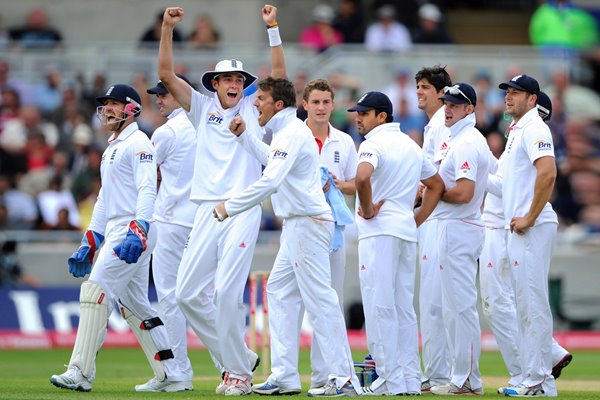 Graeme Swann celebrates Tendulkar wicket