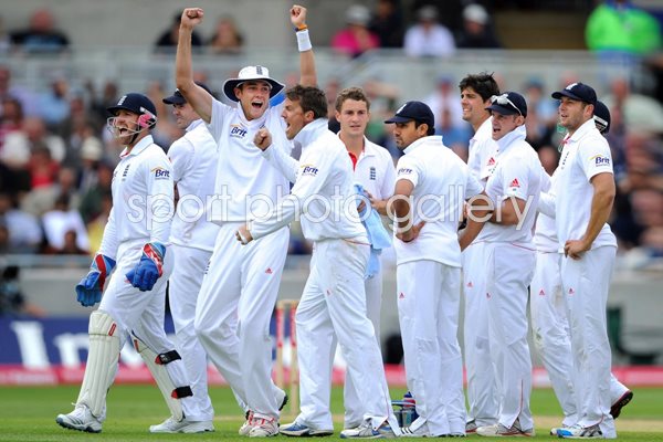 Graeme Swann celebrates Tendulkar wicket
