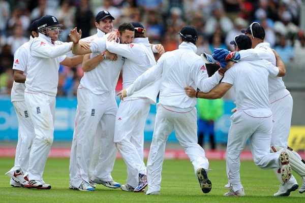 Tim Bresnan and England celebrate v India 