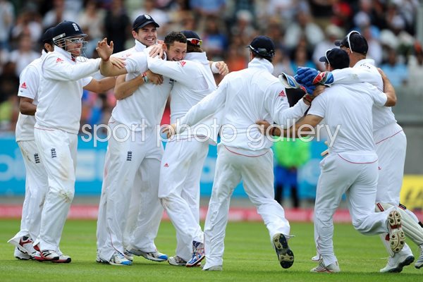 Tim Bresnan and England celebrate v India 