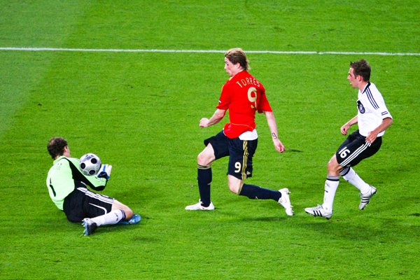 Fernando Torres beats Lehmann to put Spain ahead