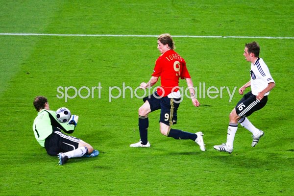 Fernando Torres beats Lehmann to put Spain ahead