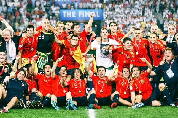2008 Spain celebrates Euro Final win over Germany