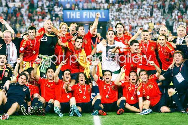 2008 Spain celebrates Euro Final win over Germany