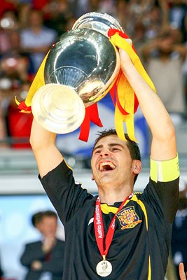 Iker Castillas lifts Euro 2008 trophy