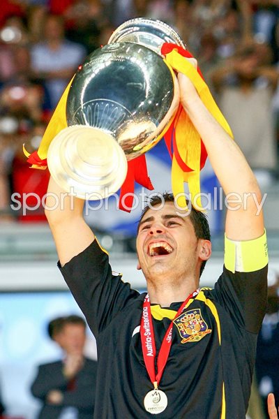 Iker Castillas lifts Euro 2008 trophy