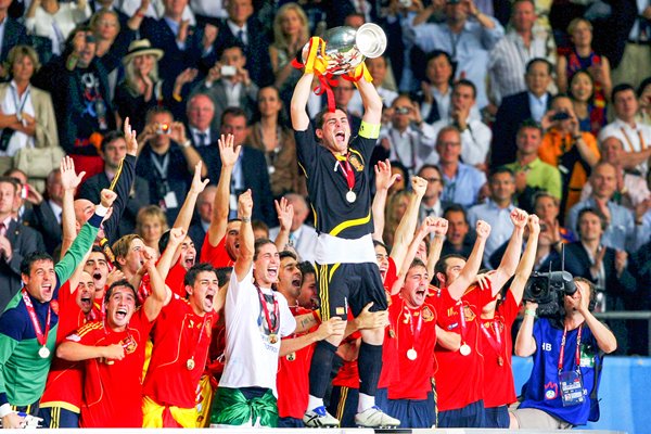 2008 Iker Castillas and Spain celebrate Euro 2008 win