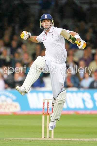 Kevin Pietersen celebrates Century v South Africa