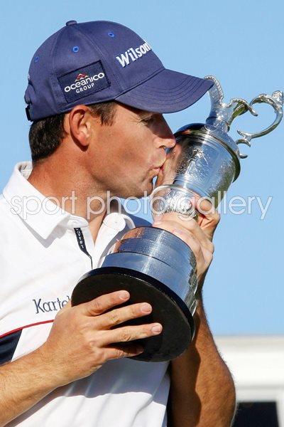 Padraig Harrington kisses Claret Jug 2008