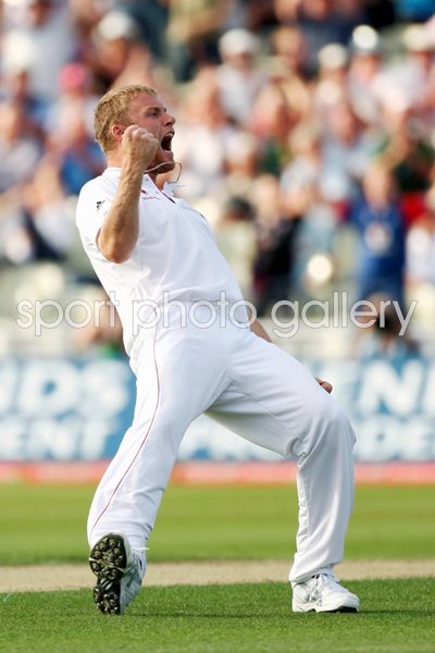 Andrew Flintoff celebrates Graeme Smith wicket