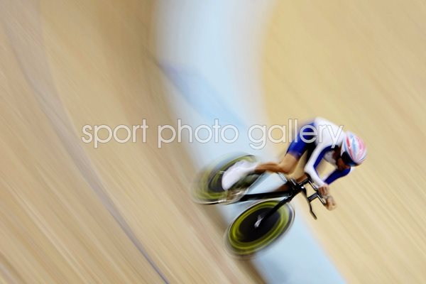 Bradley Wiggins breaks an olympic record.