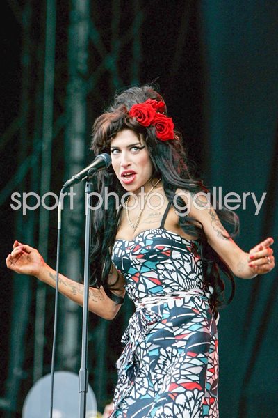 Amy Winehouse performs live