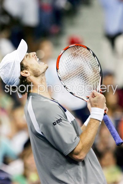 Andy Murray celebrates beating Del Potro