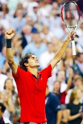 Roger Federer celebrates beating  Murray