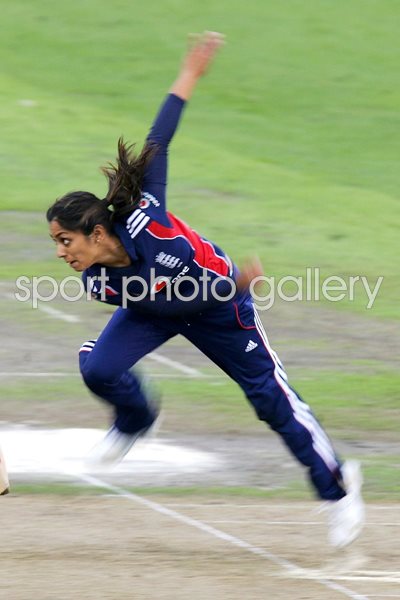 Isa Guha bowling for England's Women 