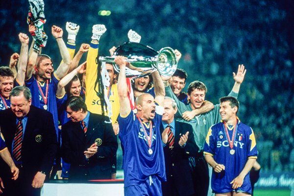 Juventus captain Vialli lifts Cup 1996