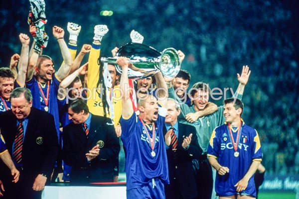 Juventus captain Vialli lifts Cup 1996