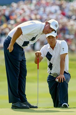 Mickelson and Kim line up putt 2008 Ryder Cup 