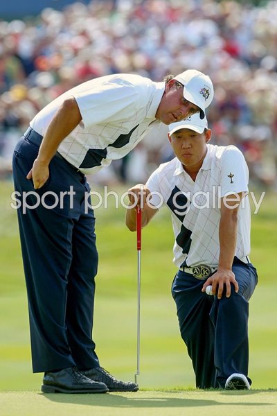 Mickelson and Kim line up putt 2008 Ryder Cup 