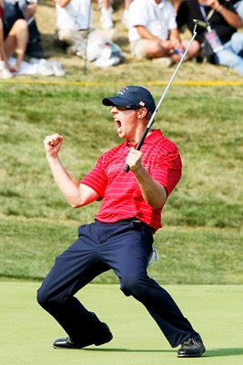 Hunter Mahan celebrates monster putt on 17th 