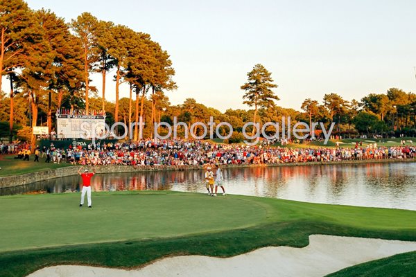 Keegan Bradley holes to win USPGA 2011