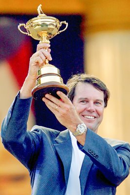 2008 USA captain Paul Azinger lifts Ryder Cup 